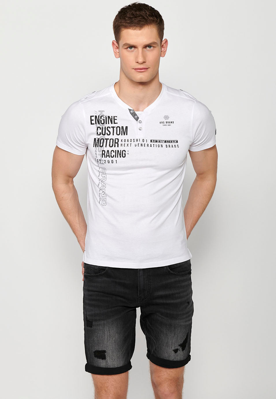 Camiseta Hombre Manga Corta Cuello Henley Estampada – Koroshi 2411MC36