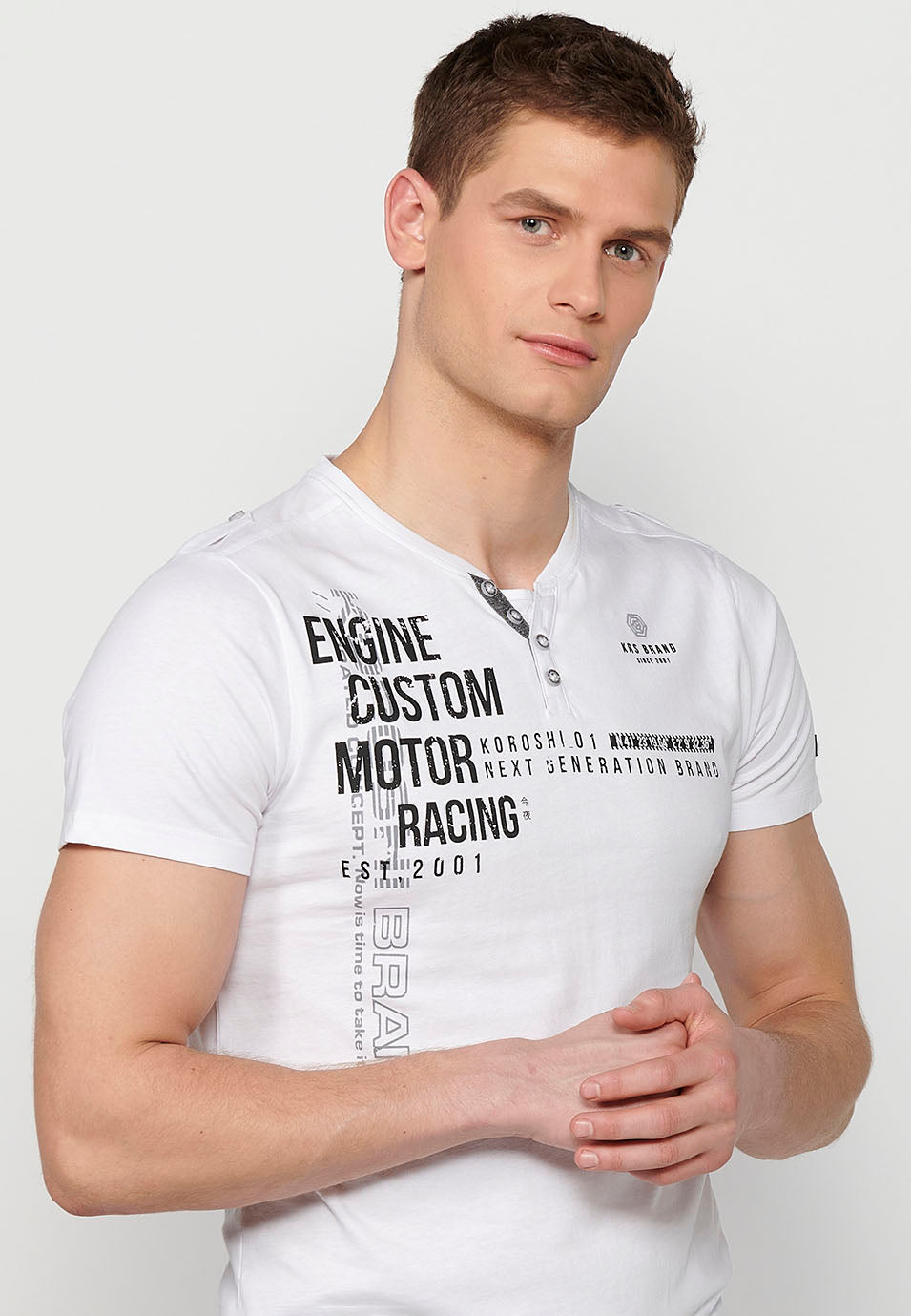 Camiseta Hombre Manga Corta Cuello Henley Estampada – Koroshi 2411MC36