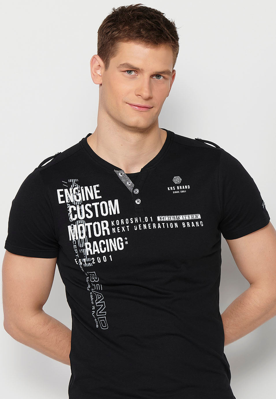Camiseta Hombre Manga Corta Cuello Henley Estampada – Koroshi 2411MC36