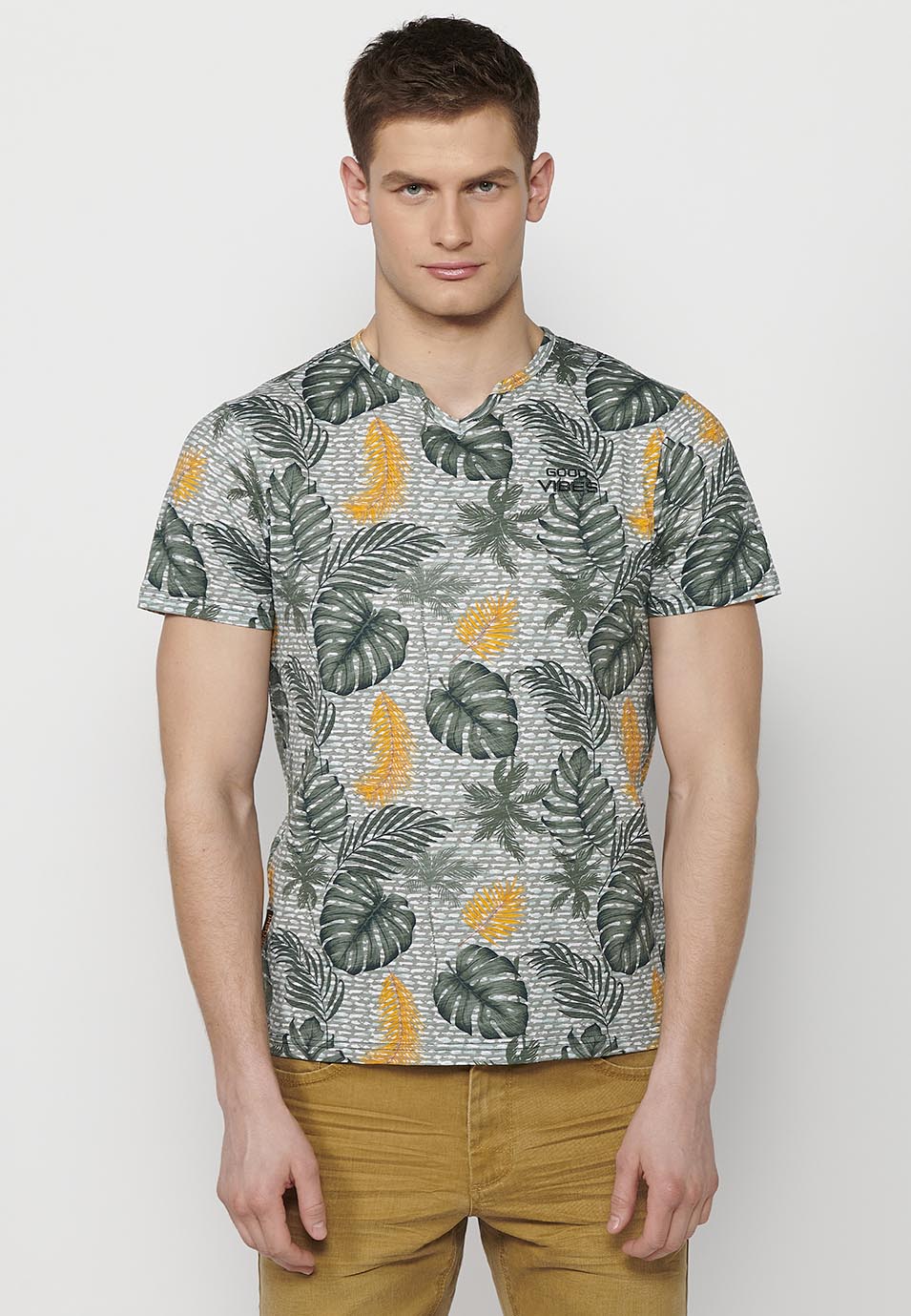 Camiseta Hombre Manga Corta Estampado Tropical Cuello Pico – Koroshi Kaki