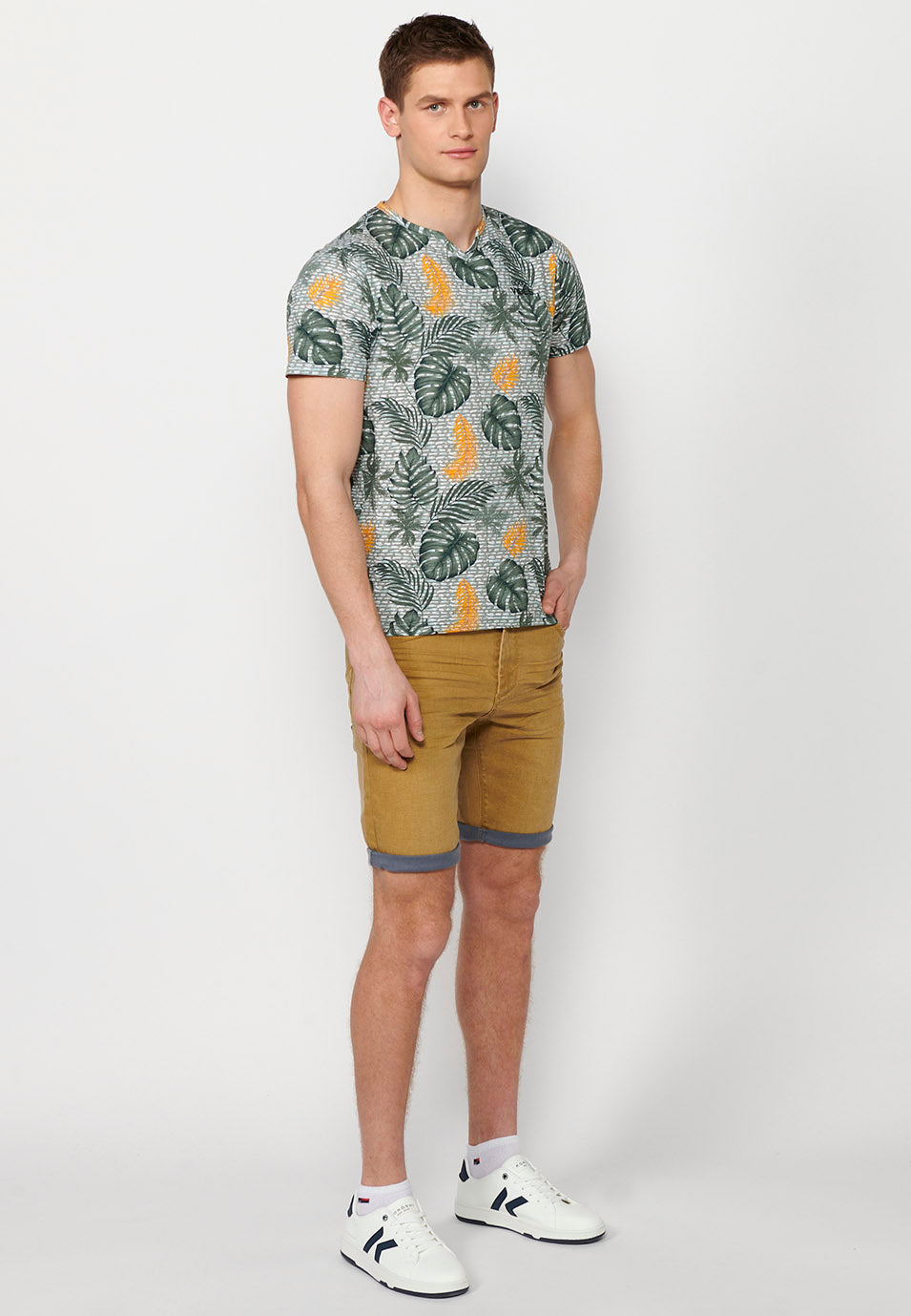 Camiseta Hombre Manga Corta Estampado Tropical Cuello Pico – Koroshi Kaki