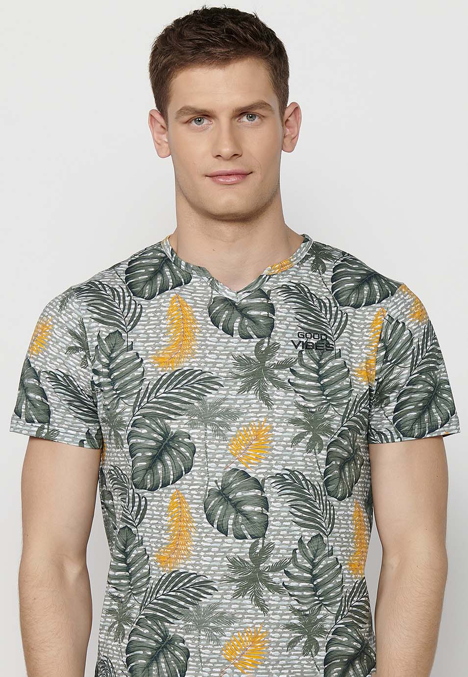 Camiseta Hombre Manga Corta Estampado Tropical Cuello Pico – Koroshi Kaki