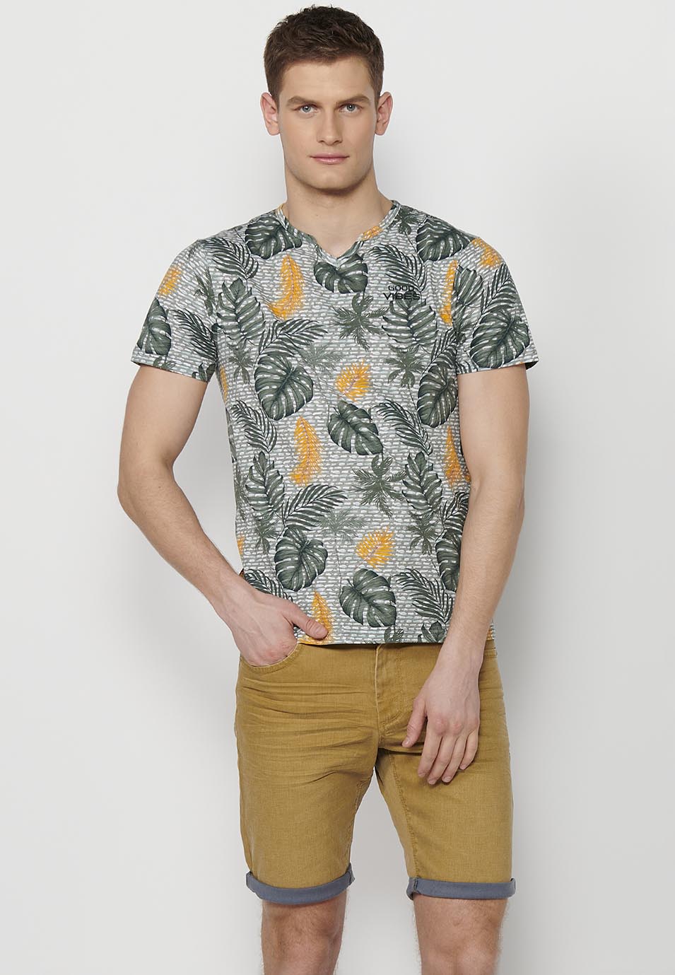 Camiseta Hombre Manga Corta Estampado Tropical Cuello Pico – Koroshi Kaki
