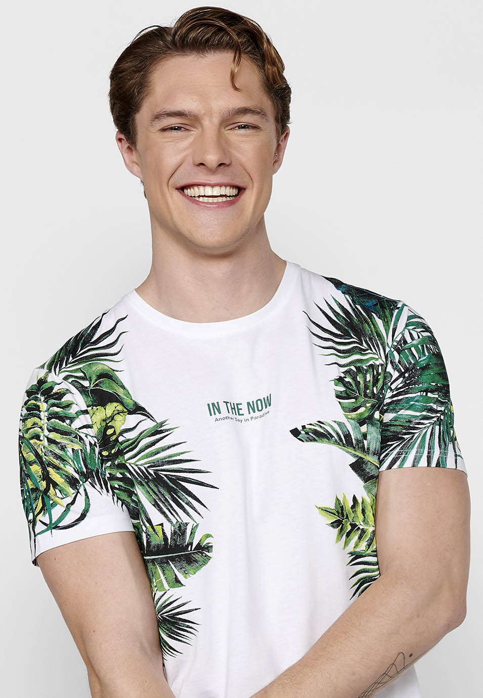 Camiseta Hombre Manga Corta Estampado Tropical – Koroshi Blanco