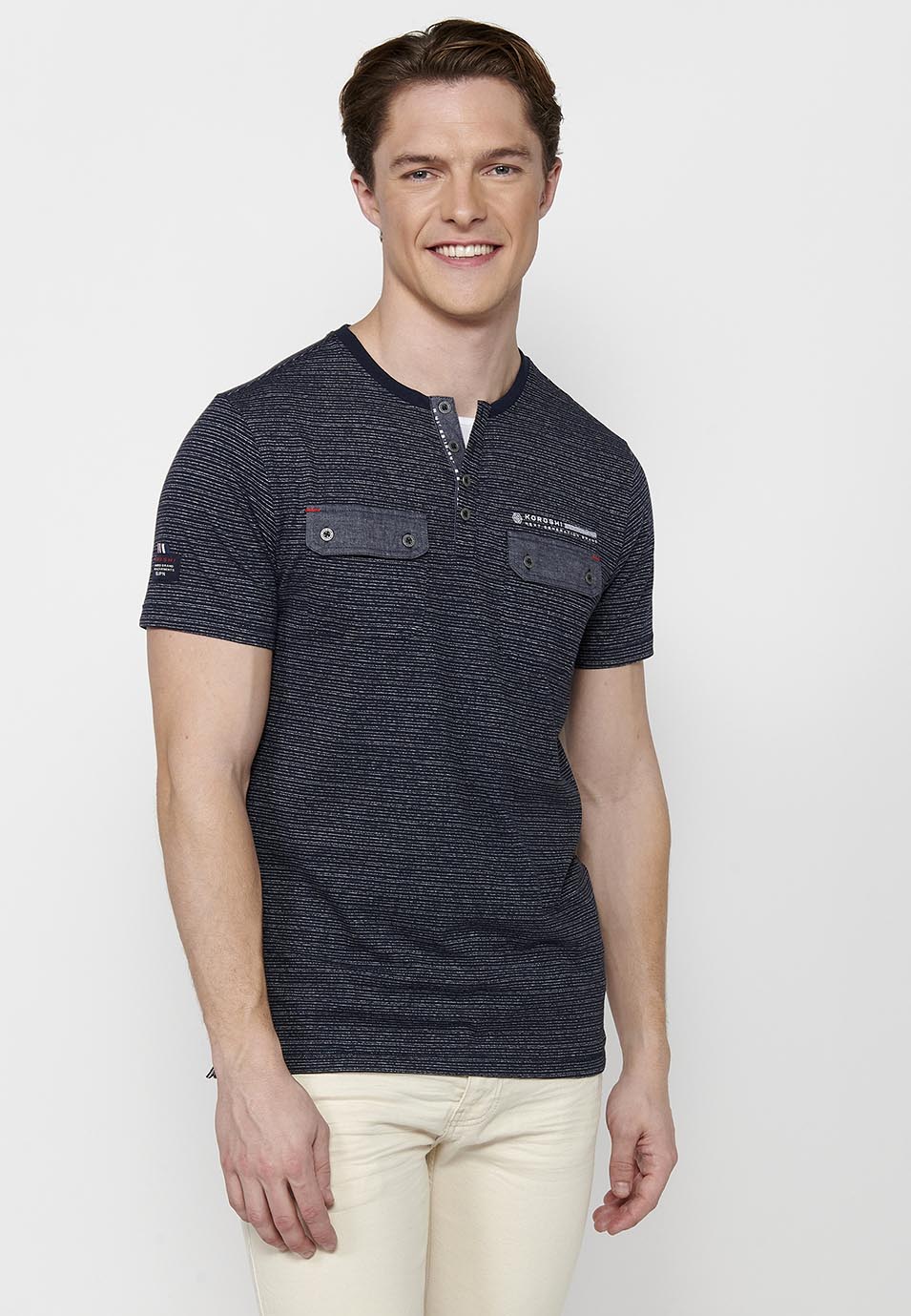 Camiseta Hombre Manga Corta Cuello Henley con Bolsillos – Koroshi Navy