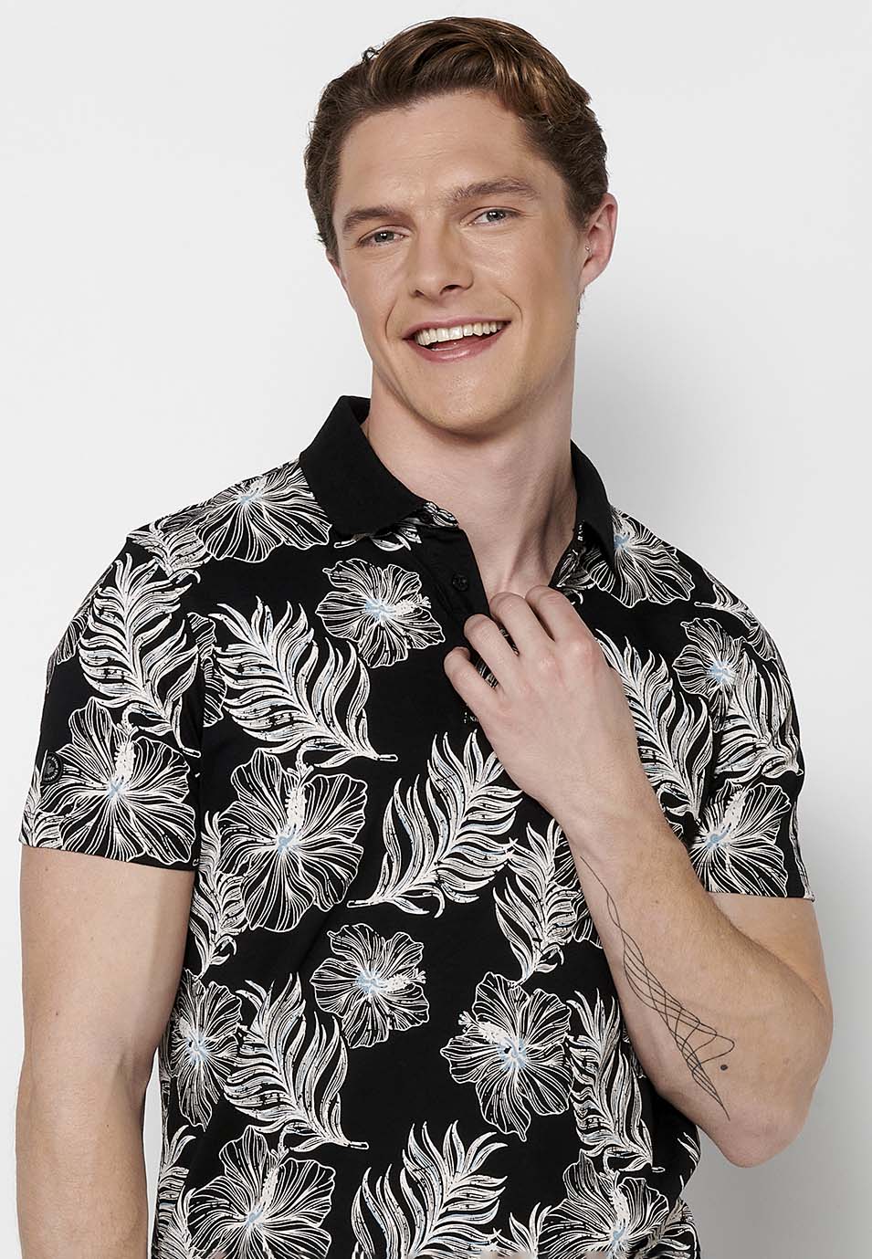 Polo Hombre Manga Corta Cuello Camisero con Estampado Tropical – Koroshi Negro
