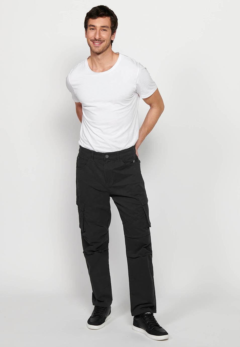 Pantalón Hombre Cargo Bolsillos Laterales con Solapa Corte Recto – Koroshi Negro