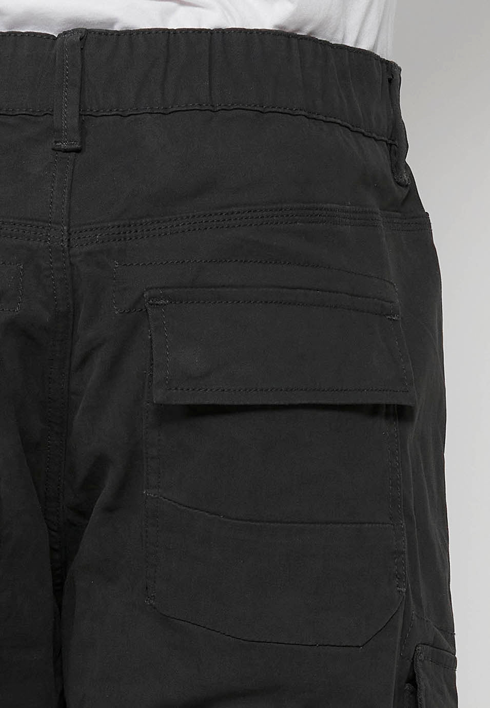 Pantalón Hombre Cargo Bolsillos Laterales con Solapa Corte Recto – Koroshi Negro