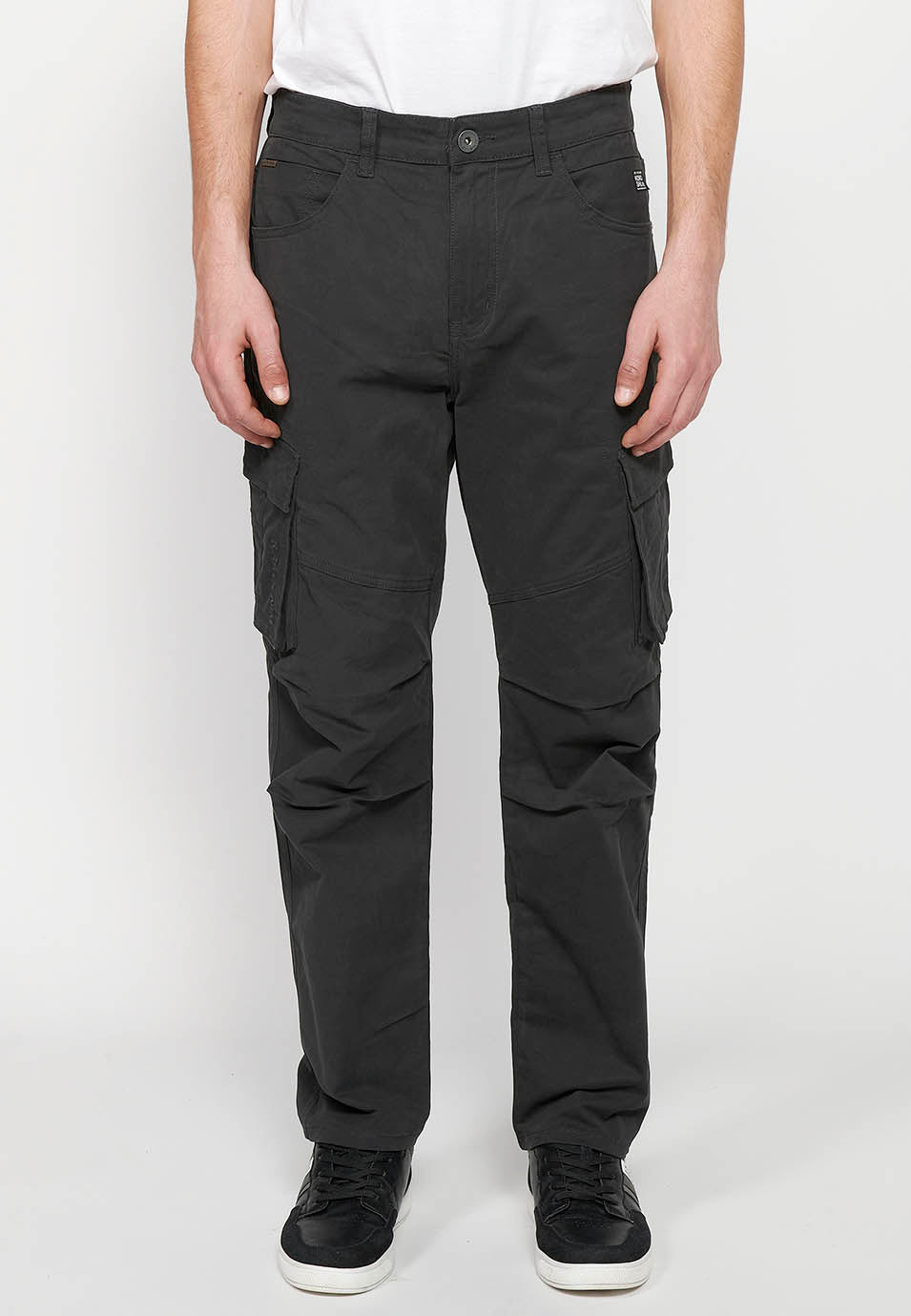 Pantalón Hombre Cargo Bolsillos Laterales con Solapa Corte Recto – Koroshi Negro