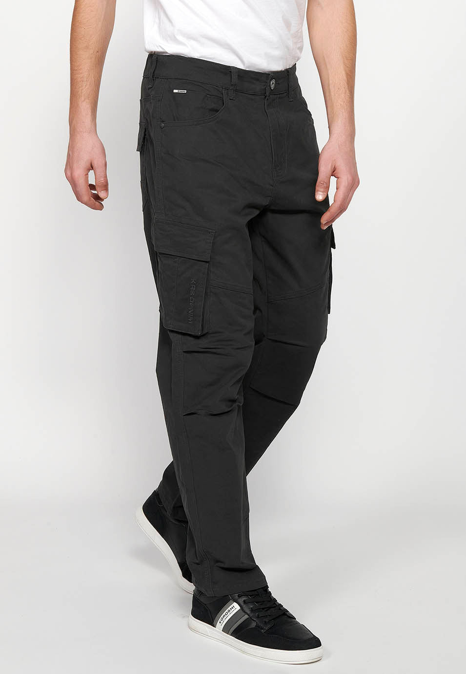 Pantalón Hombre Cargo Bolsillos Laterales con Solapa Corte Recto – Koroshi Negro