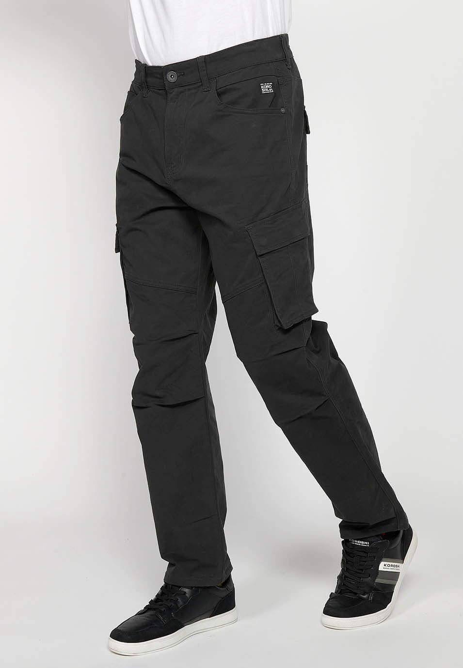 Pantalón Hombre Cargo Bolsillos Laterales con Solapa Corte Recto – Koroshi Negro