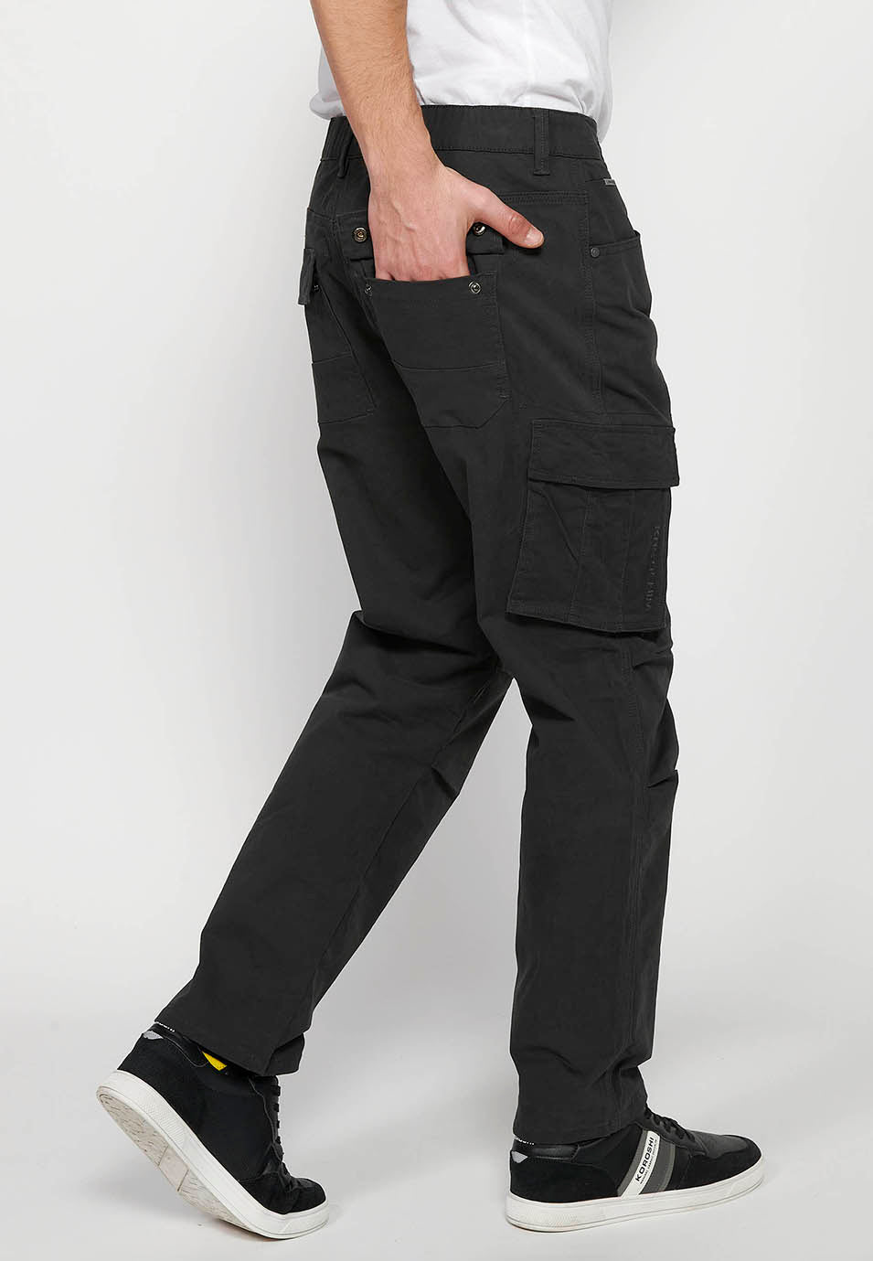 Pantalón Hombre Cargo Bolsillos Laterales con Solapa Corte Recto – Koroshi Negro