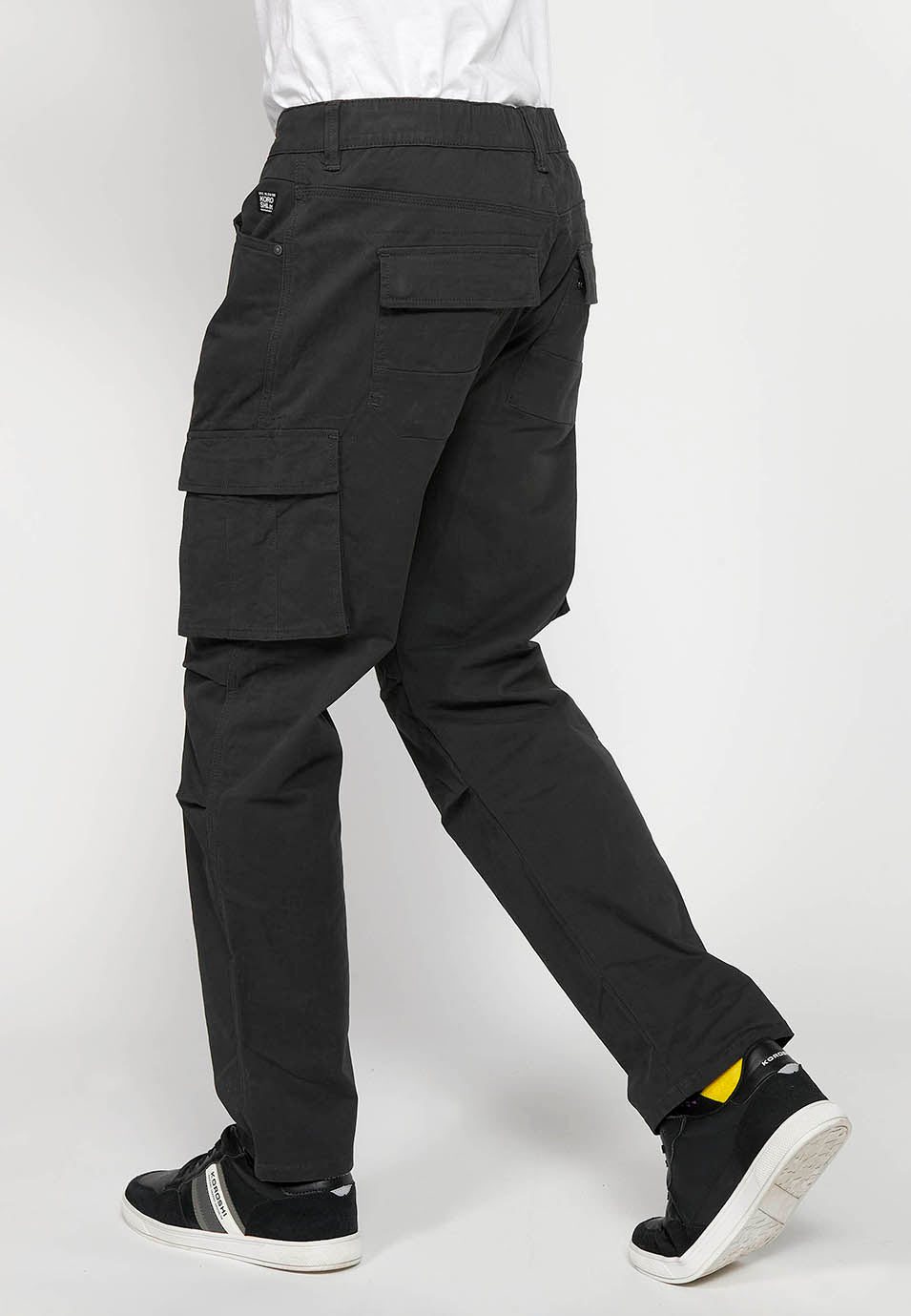 Pantalón Hombre Cargo Bolsillos Laterales con Solapa Corte Recto – Koroshi Negro