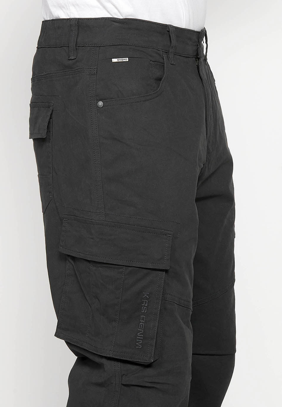 Pantalón Hombre Cargo Bolsillos Laterales con Solapa Corte Recto – Koroshi Negro