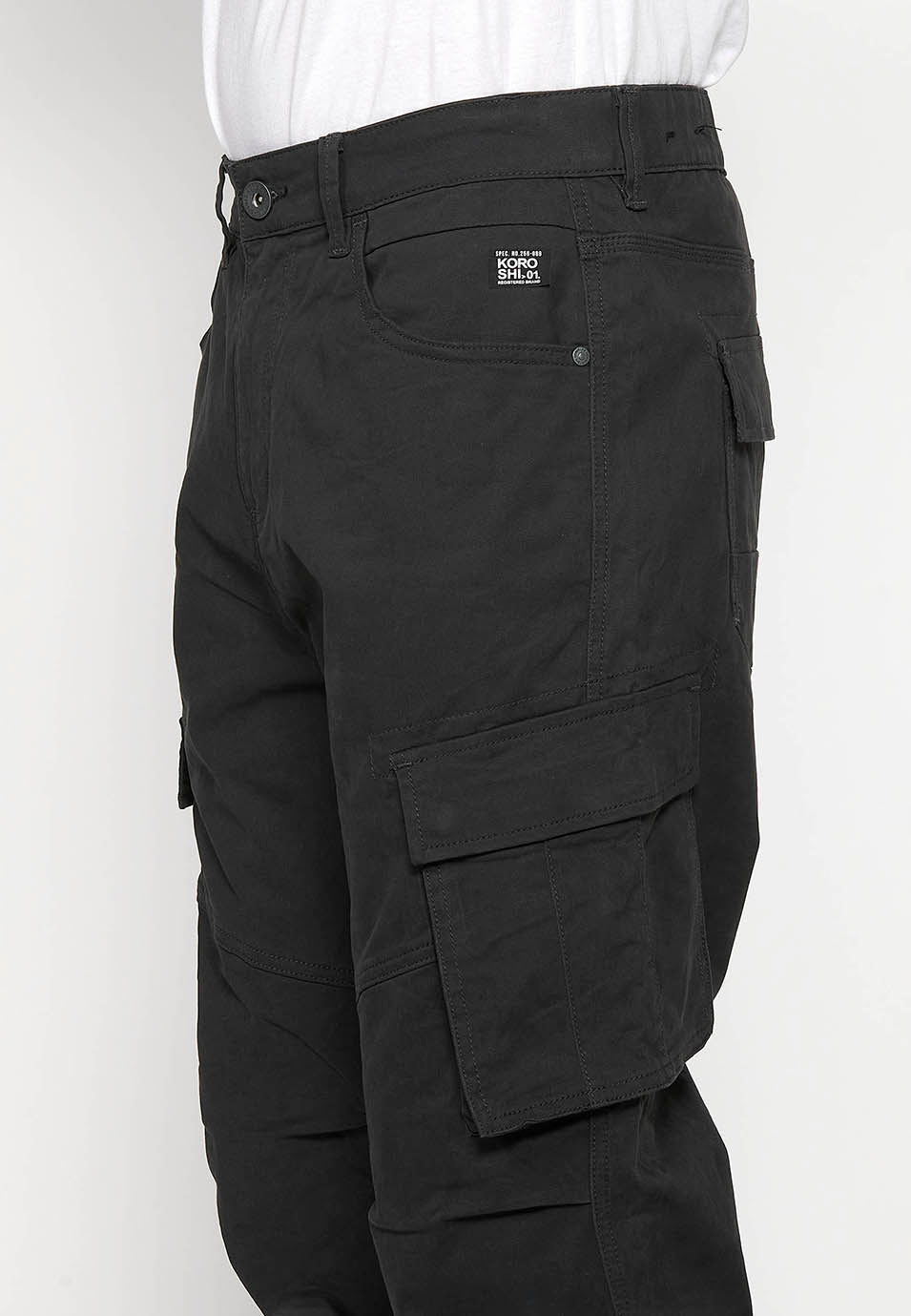 Pantalón Hombre Cargo Bolsillos Laterales con Solapa Corte Recto – Koroshi Negro