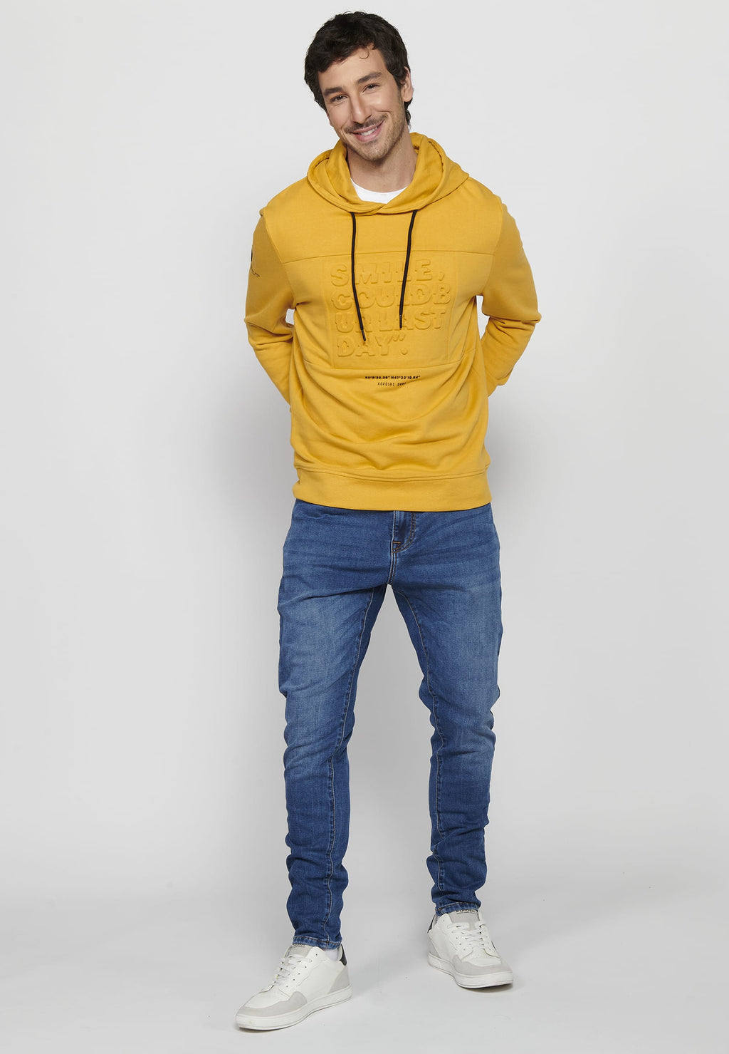 Sudadera Hombre con capucha y letras en relieve – Koroshi Amarillo