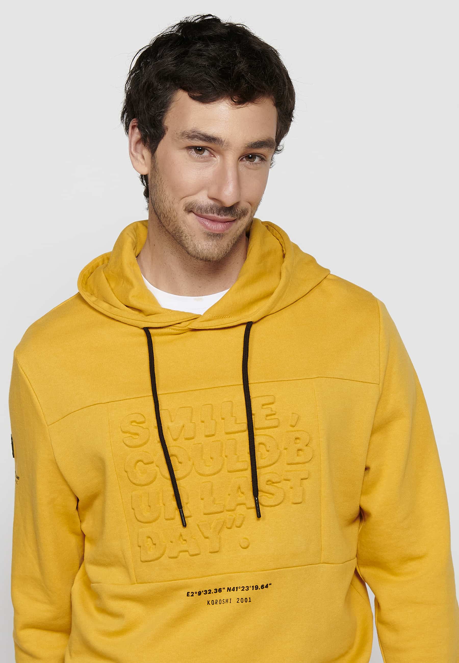 Sudadera Hombre con capucha y letras en relieve – Koroshi Amarillo