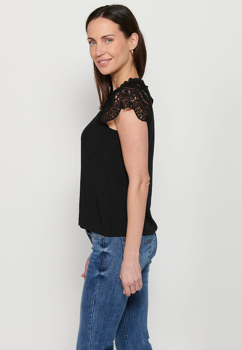 Blusa Mujer Sin Mangas Blonda Escote Redondo – Koroshi Negro
