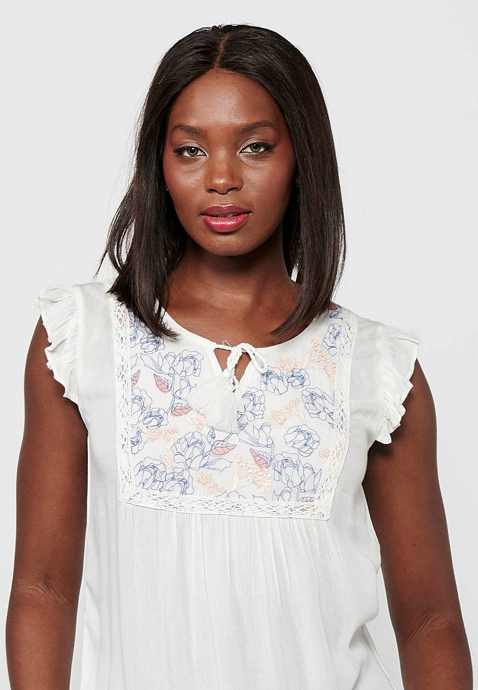 Blusa sin mangas con mini volante en los hombros y en la parte delantera bordado floral para mujer | moda actual