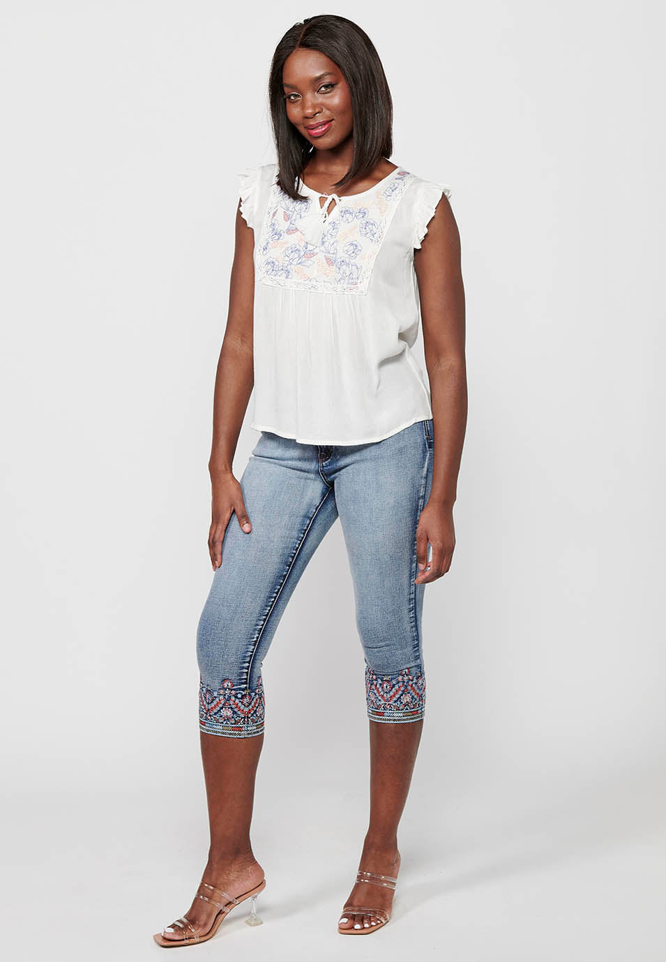 Blusa sin mangas con mini volante en los hombros y en la parte delantera bordado floral para mujer | moda actual