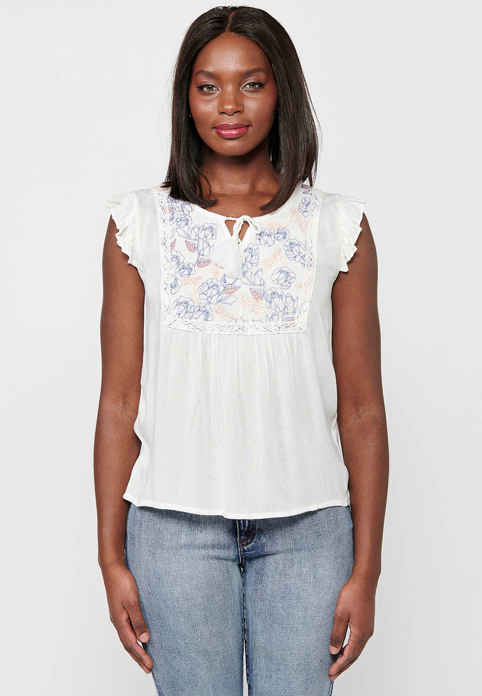 Blusa sin mangas con mini volante en los hombros y en la parte delantera bordado floral para mujer | moda actual