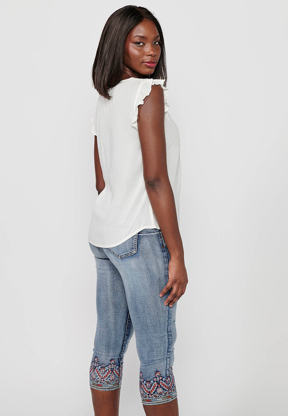 Blusa sin mangas con mini volante en los hombros y en la parte delantera bordado floral para mujer | moda actual