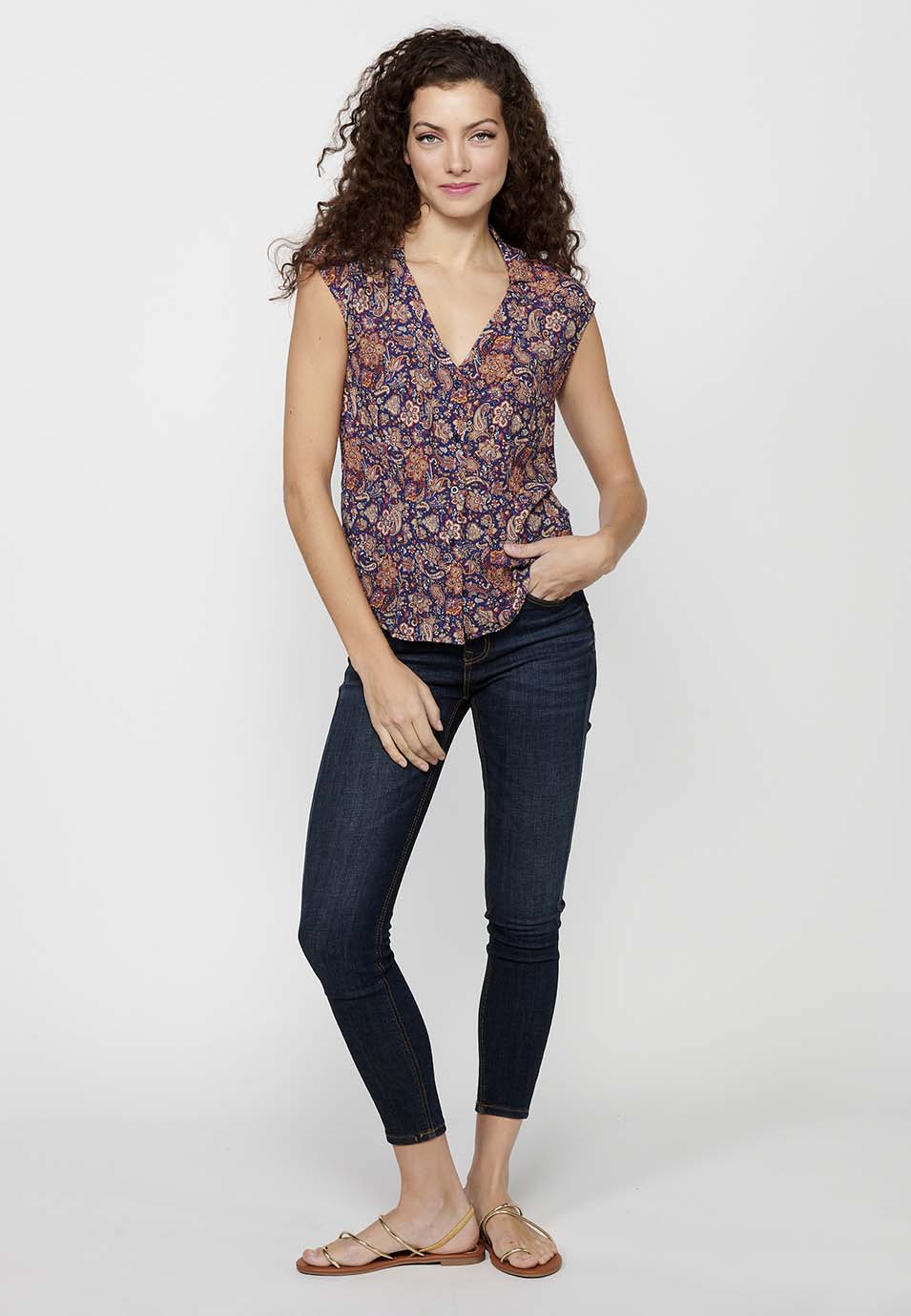 Blusa sin mangas con estilo camisero y cierre delantero con botones y estampado floral multicolor para mujer | moda actual