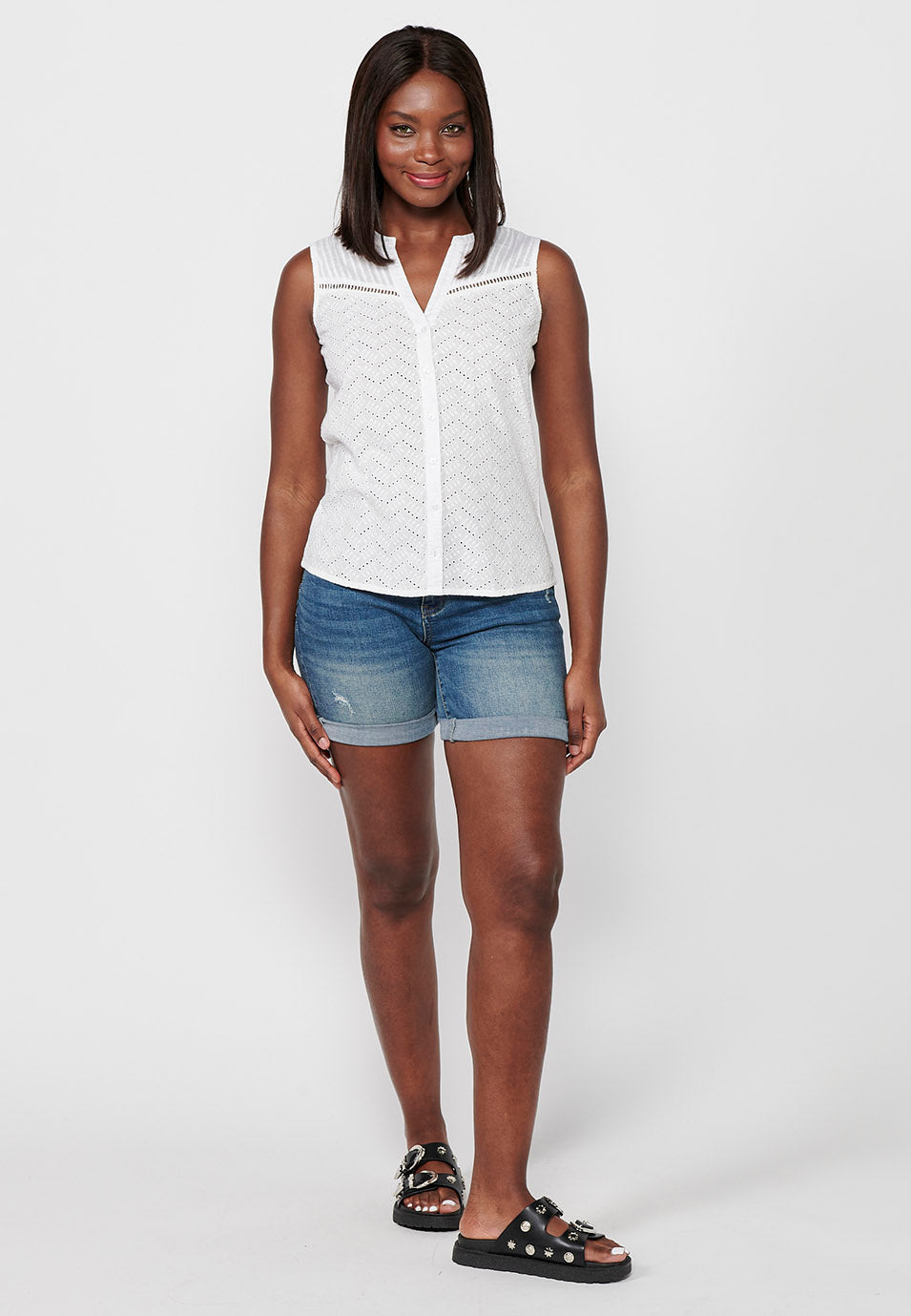 Blusa sin mangas con cuello camisero y blonda floral para mujer | moda actual