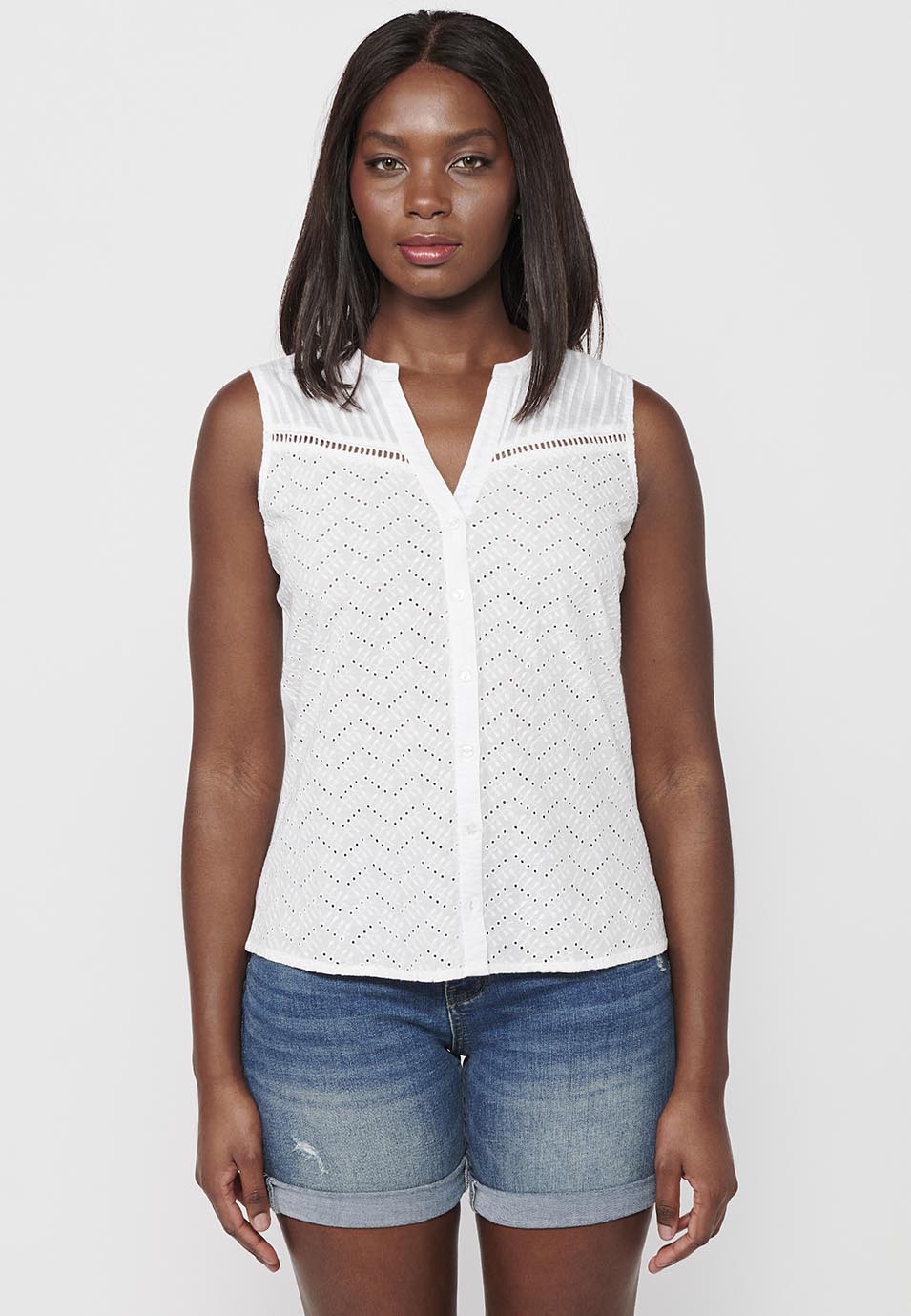 Blusa sin mangas con cuello camisero y blonda floral para mujer | moda actual
