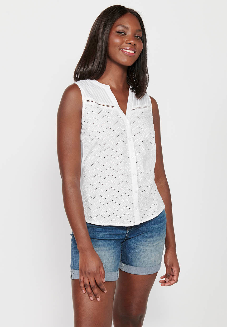 Blusa sin mangas con cuello camisero y blonda floral para mujer | moda actual