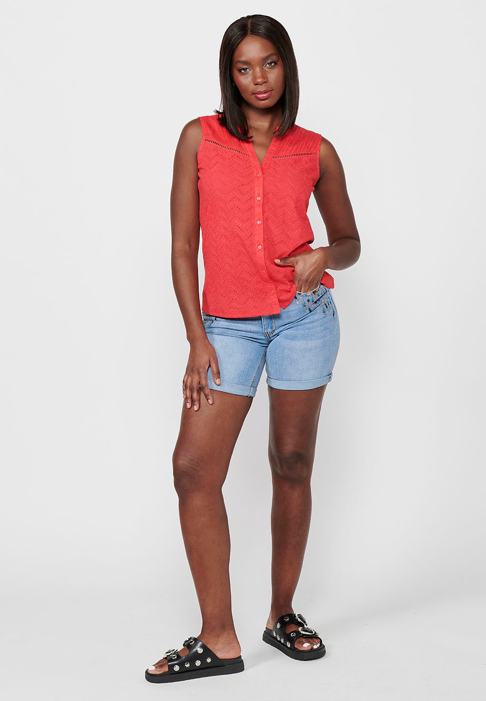 Blusa sin mangas con cuello camisero y blonda floral para mujer | moda actual