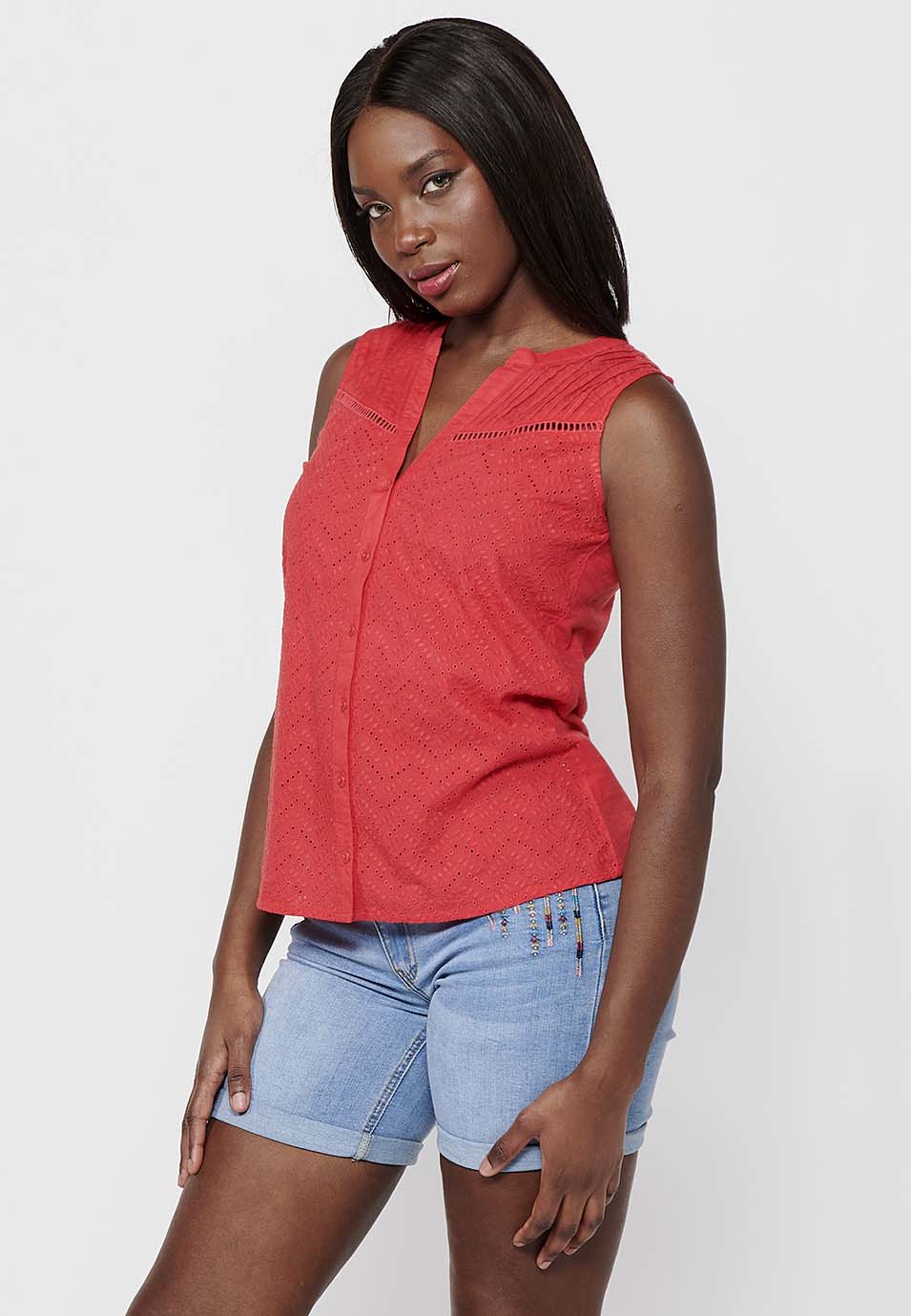 Blusa sin mangas con cuello camisero y blonda floral para mujer | moda actual
