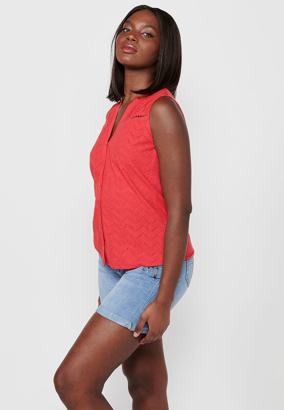 Blusa sin mangas con cuello camisero y blonda floral para mujer | moda actual