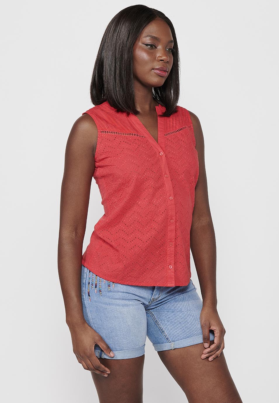 Blusa sin mangas con cuello camisero y blonda floral para mujer | moda actual