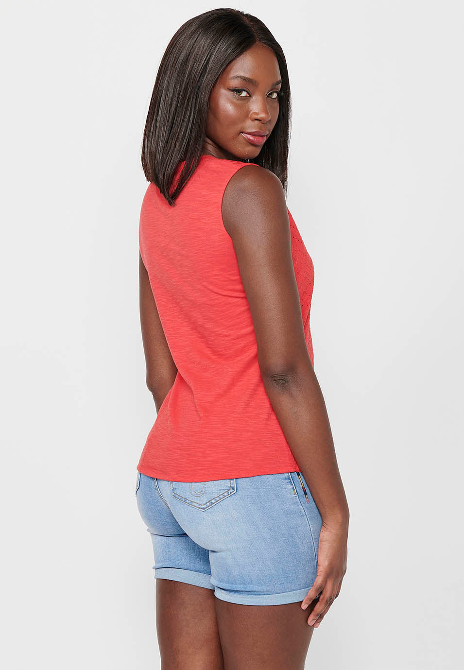 Blusa sin mangas con cuello camisero y blonda floral para mujer | moda actual