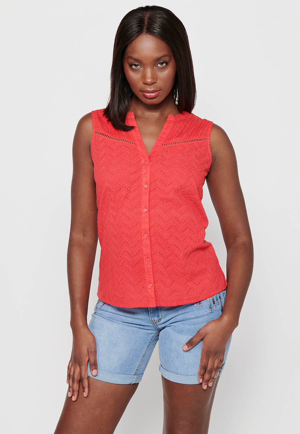 Blusa sin mangas con cuello camisero y blonda floral para mujer | moda actual