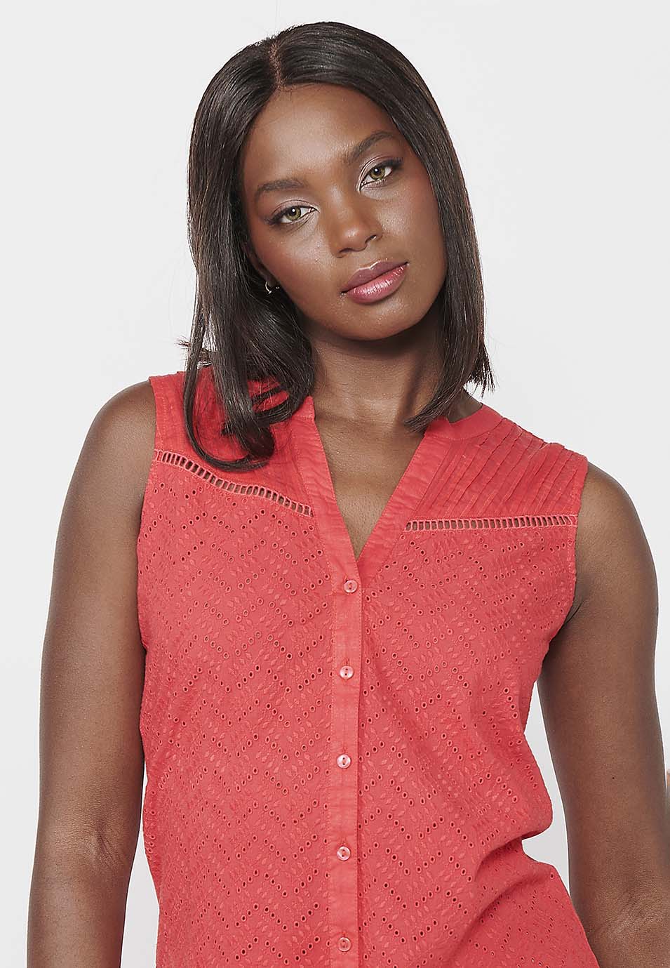 Blusa sin mangas con cuello camisero y blonda floral para mujer | moda actual