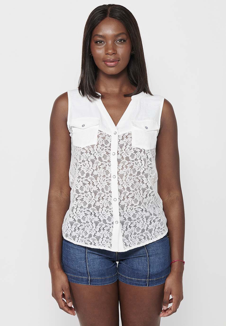 Blusa sin mangas a dos telas, una de puntilla calada y cuello camisero con cierre delantero con botones para mujer | moda actual