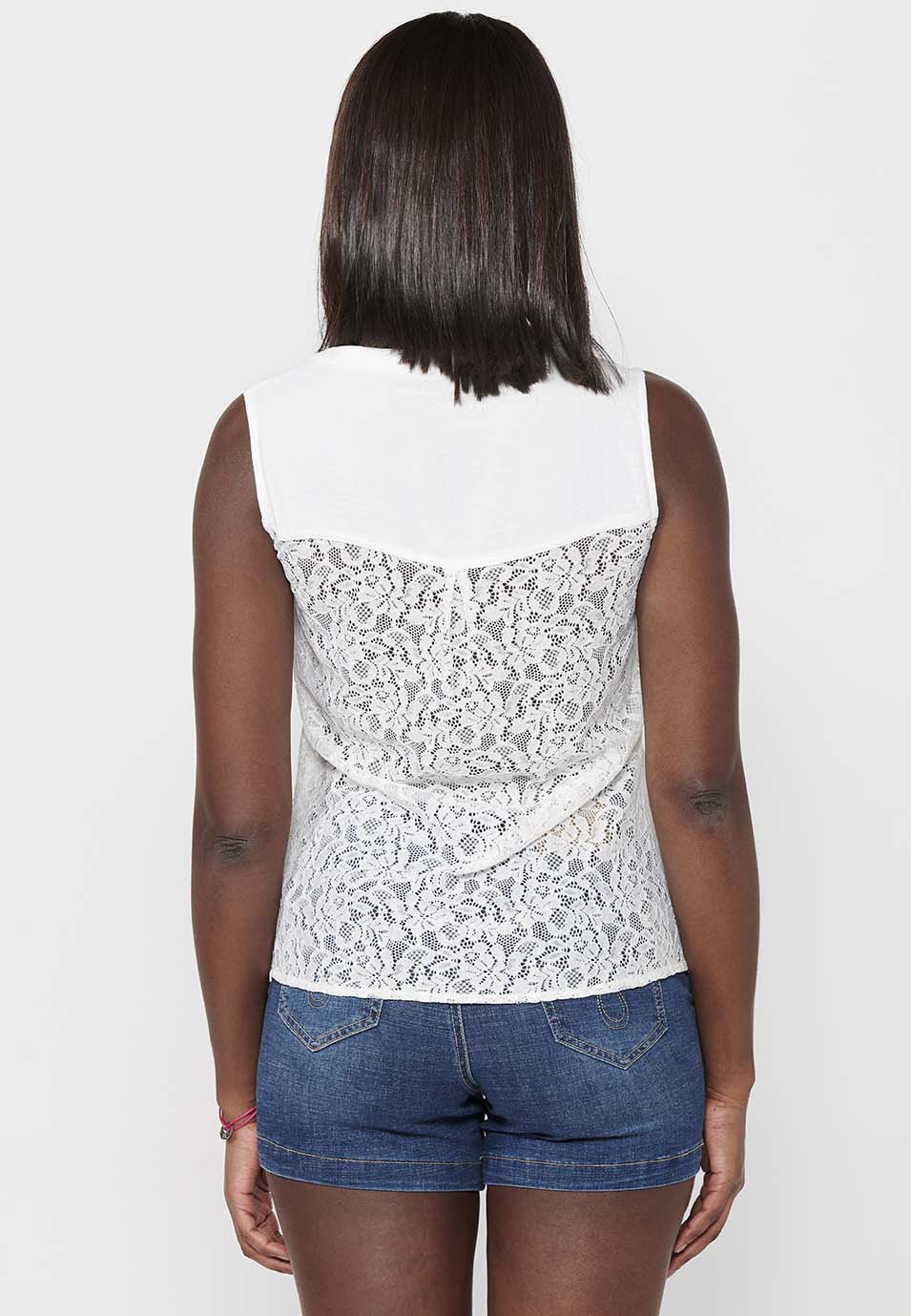Blusa sin mangas a dos telas, una de puntilla calada y cuello camisero con cierre delantero con botones para mujer | moda actual