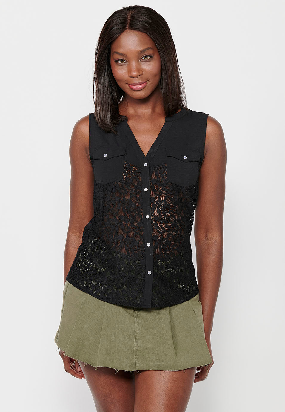 Blusa sin mangas a dos telas, una de puntilla calada y cuello camisero con cierre delantero con botones para mujer | moda actual