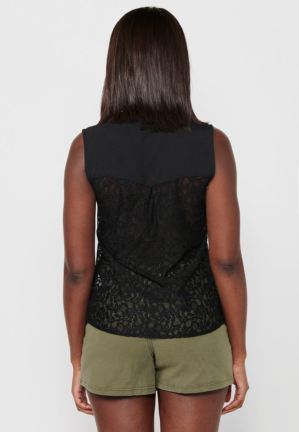 Blusa sin mangas a dos telas, una de puntilla calada y cuello camisero con cierre delantero con botones para mujer | moda actual