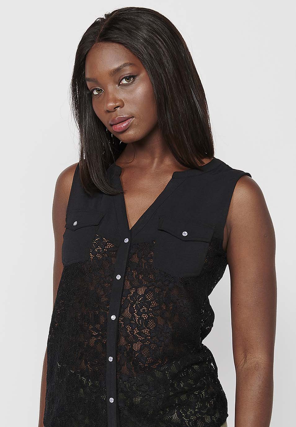 Blusa sin mangas a dos telas, una de puntilla calada y cuello camisero con cierre delantero con botones para mujer | moda actual