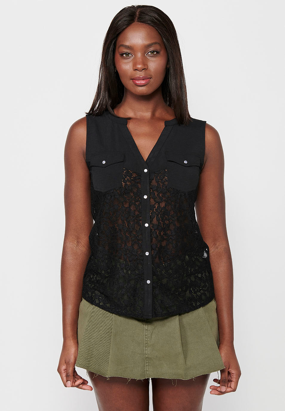Blusa sin mangas a dos telas, una de puntilla calada y cuello camisero con cierre delantero con botones para mujer | moda actual