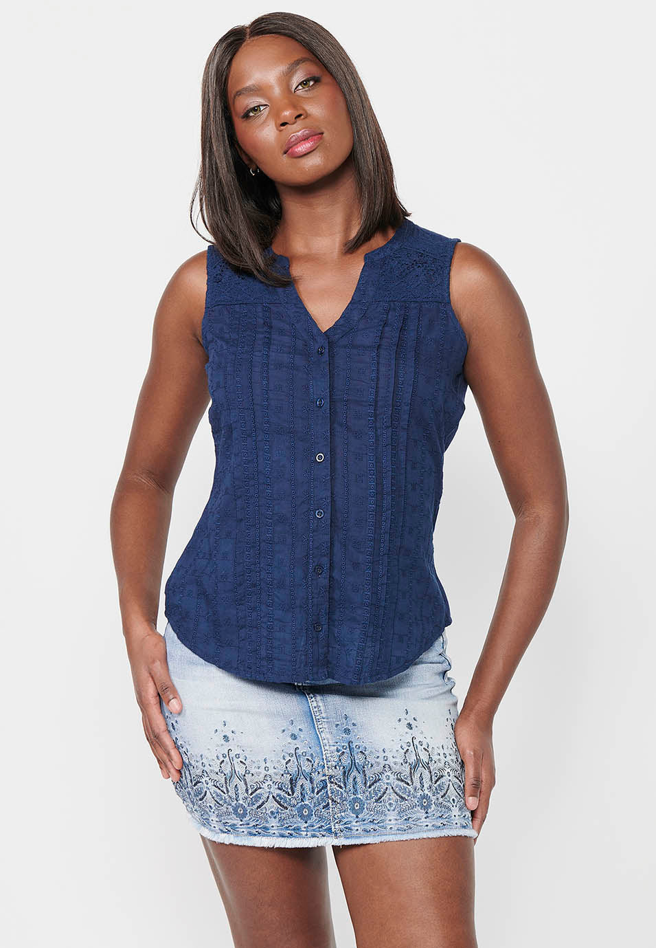 Blusa sin mangas de tela bordada con escote pico y cierre delantero con botones de coral para mujer | moda actual