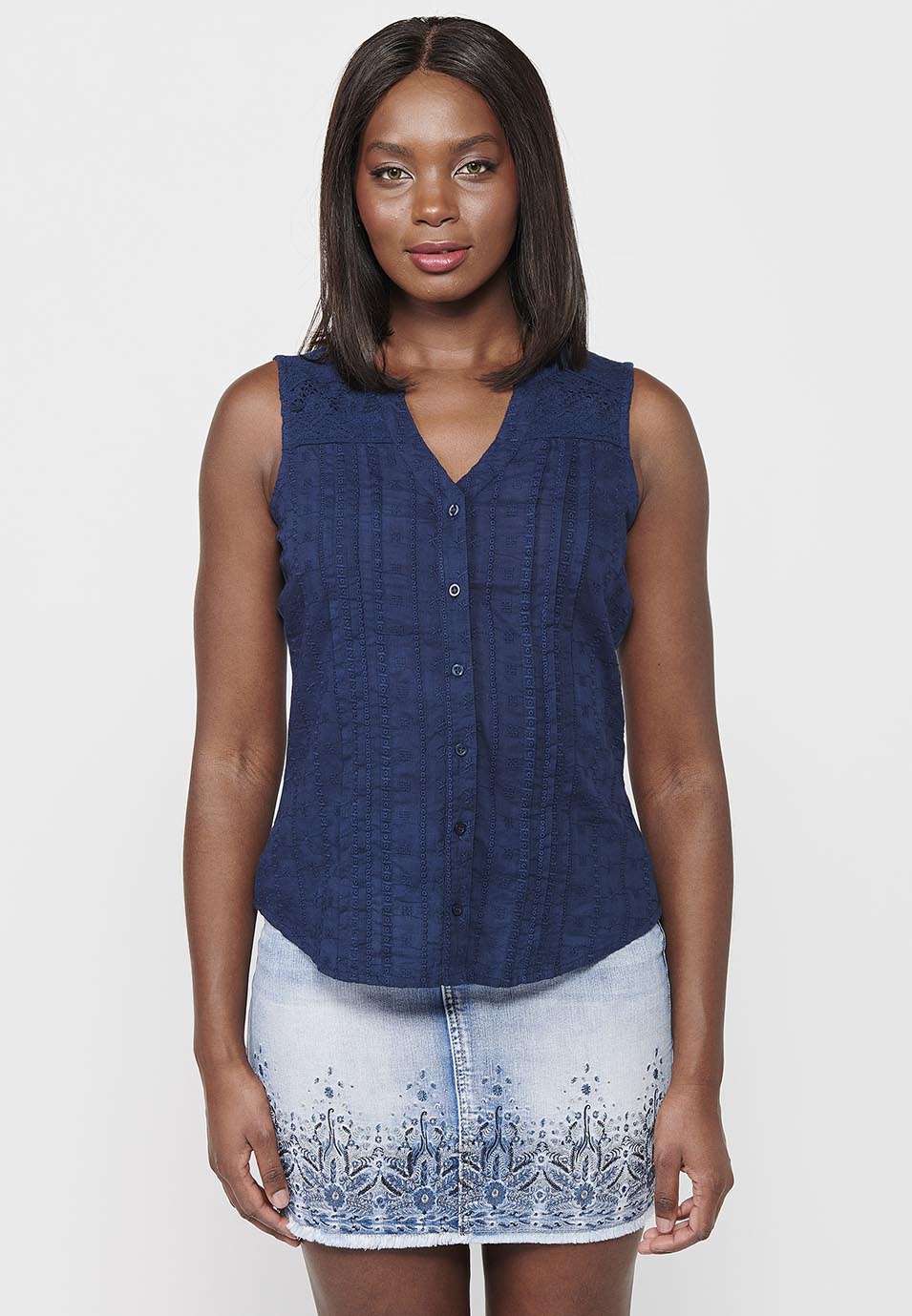 Blusa sin mangas de tela bordada con escote pico y cierre delantero con botones de coral para mujer | moda actual