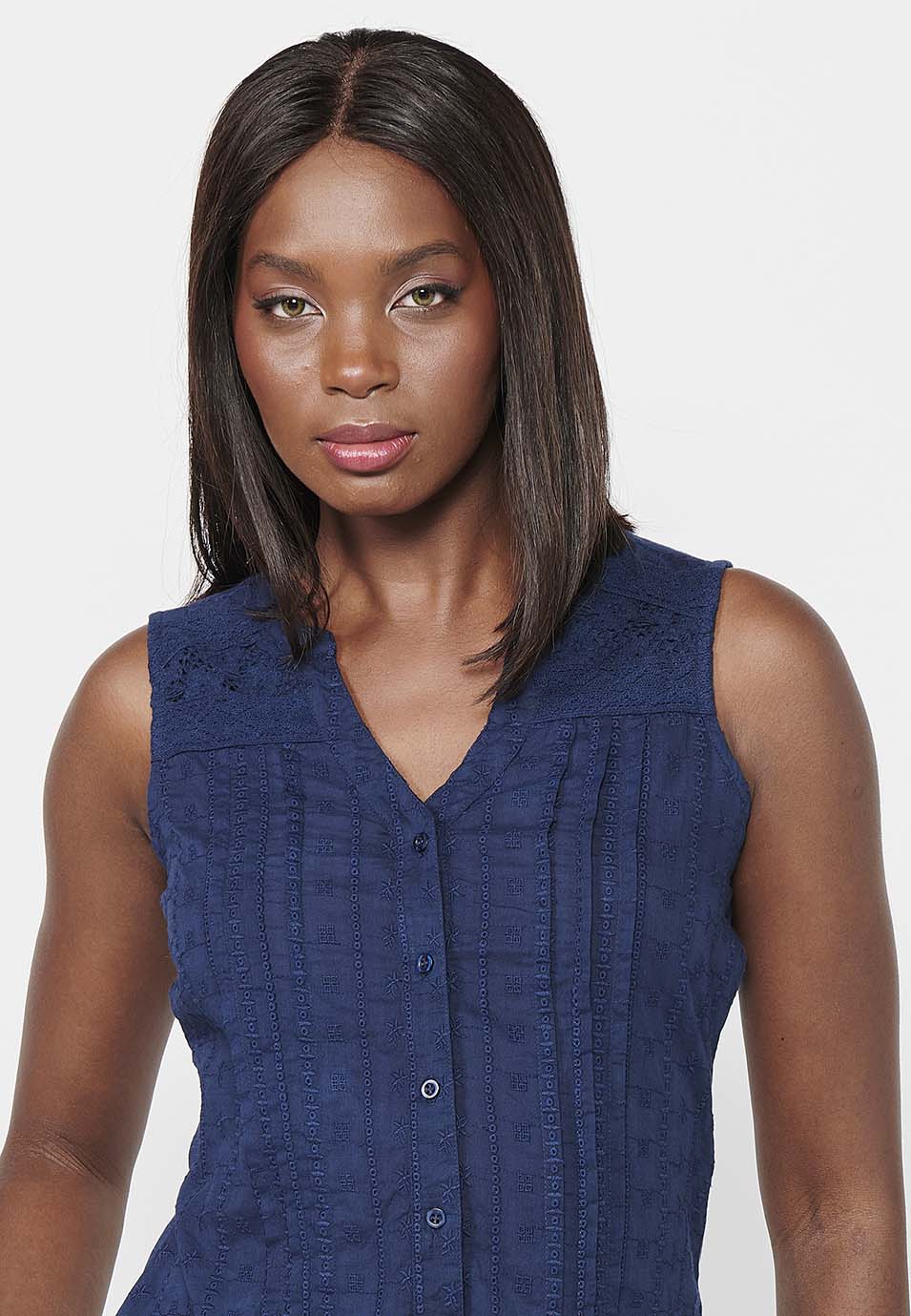 Blusa sin mangas de tela bordada con escote pico y cierre delantero con botones de coral para mujer | moda actual