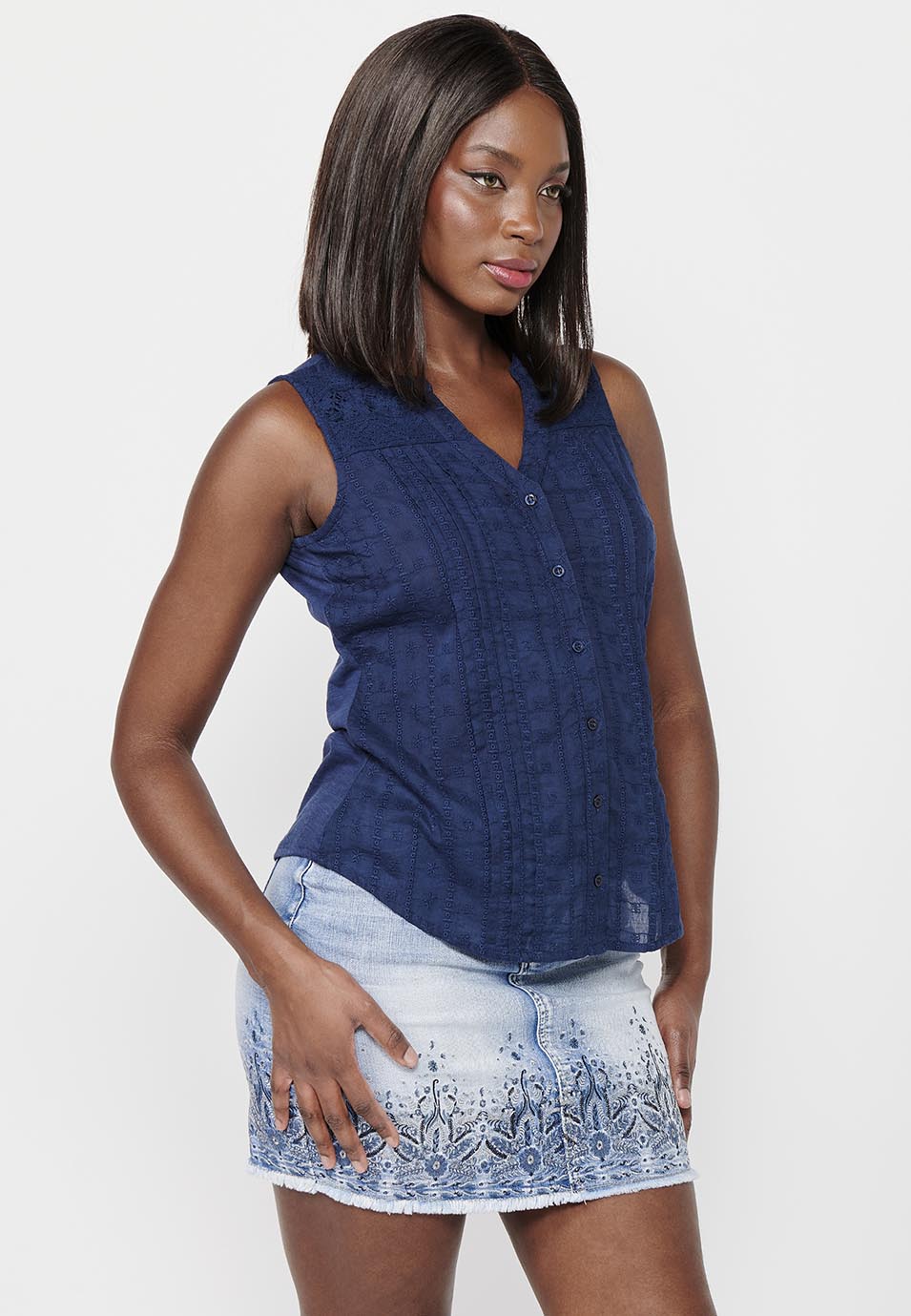 Blusa sin mangas de tela bordada con escote pico y cierre delantero con botones de coral para mujer | moda actual