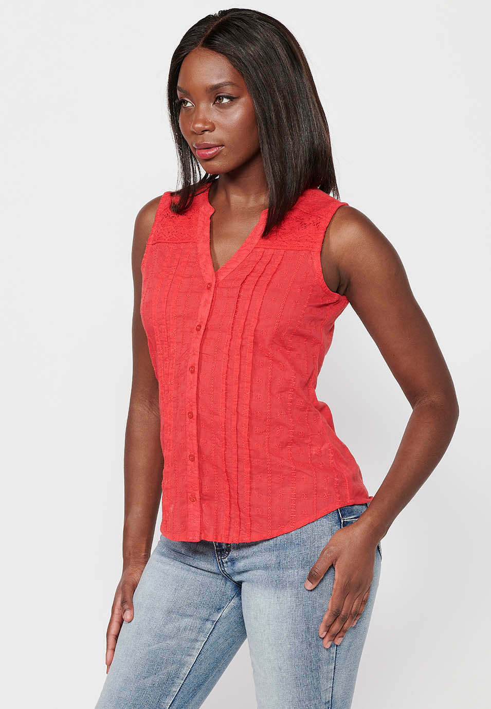 Blusa sin mangas de tela bordada con escote pico y cierre delantero con botones de coral para mujer | moda actual