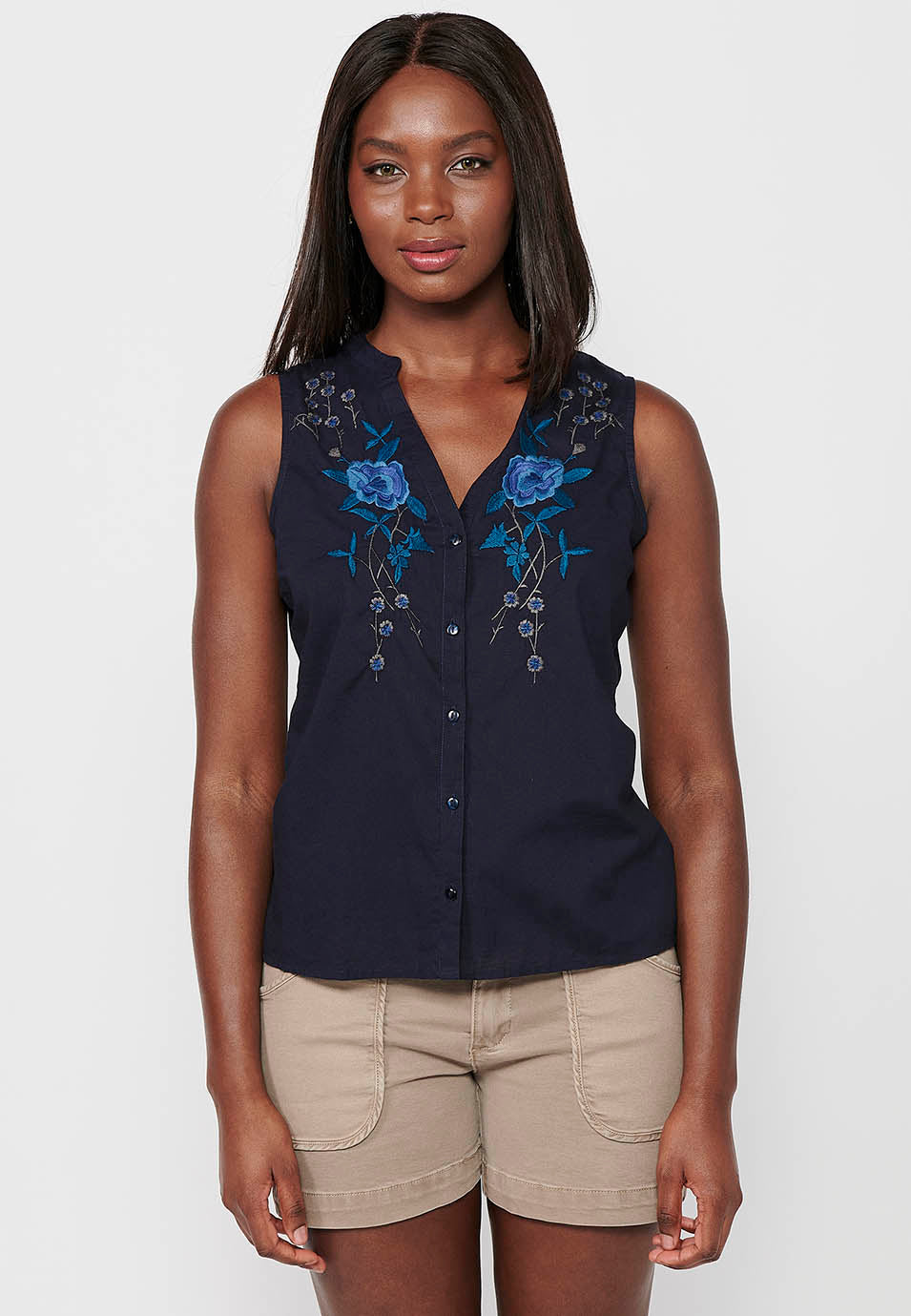 Blusa sin mangas de escote en pico con cierre delantero con botones y bordado floral delantero para mujer | moda actual
