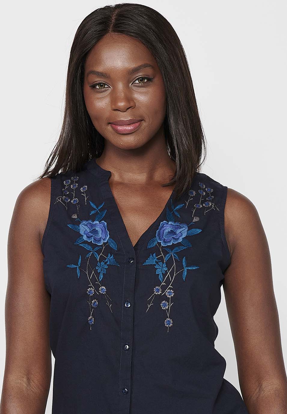Blusa sin mangas de escote en pico con cierre delantero con botones y bordado floral delantero para mujer | moda actual